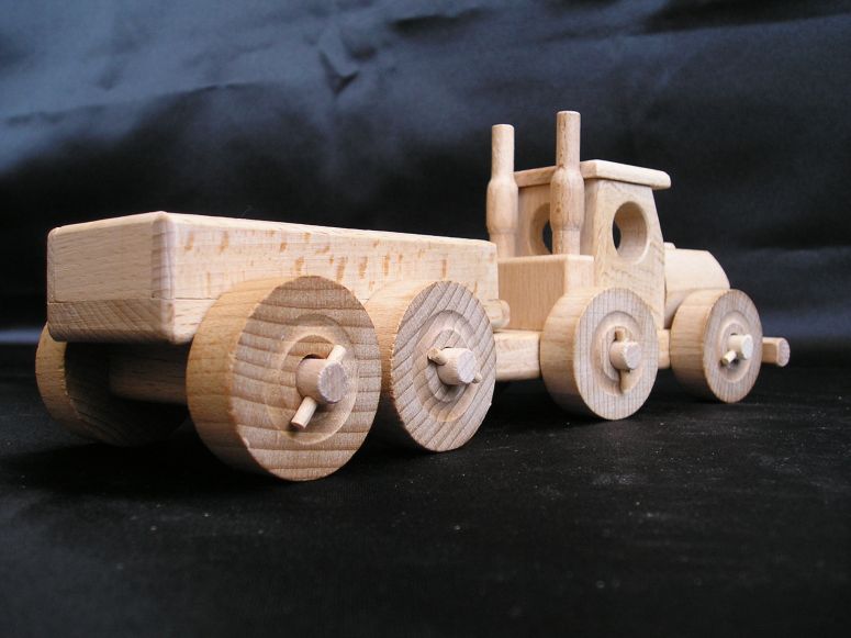 Silniční kamion pro kluky ze dřeva.
