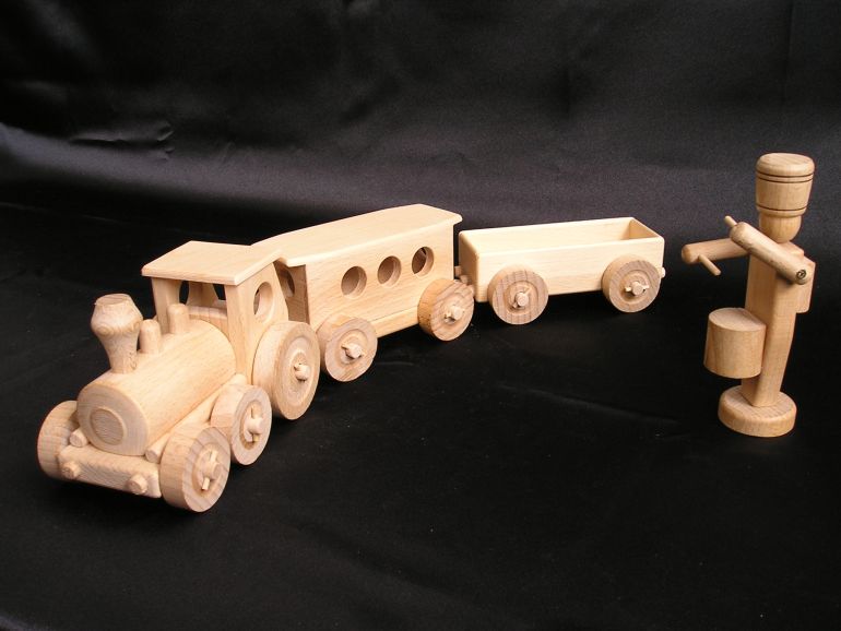 Hračky a hračkářství s dřevěnými vláčky a vagonky.