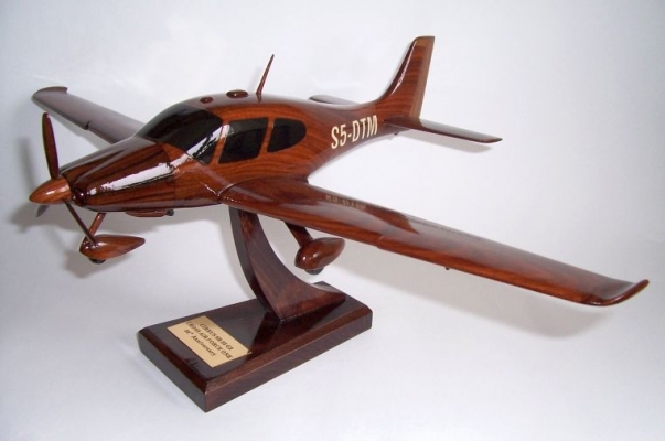 Cirrus SR22 aircraft - wooden model