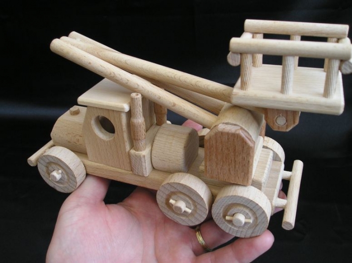wooden-toys-lift
