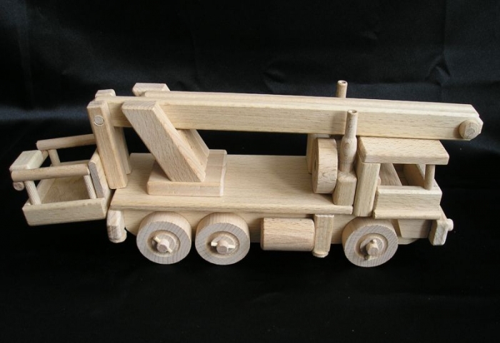 wooden-toys-truck-platform-lift