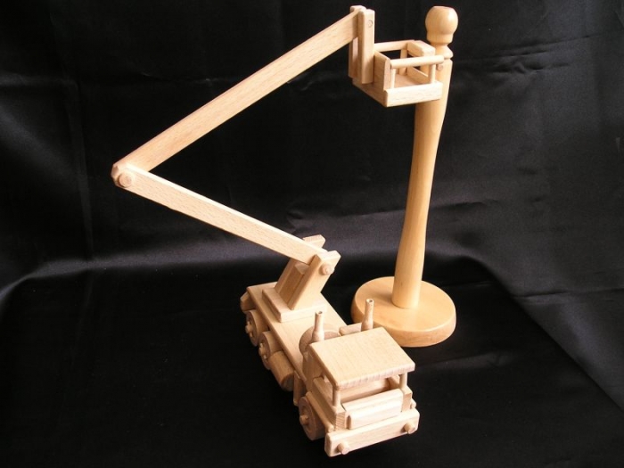 wooden-toys-truck-platform-lift