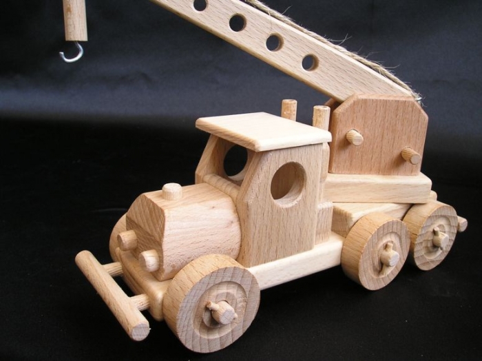wooden-toys-truck-mobile-crane