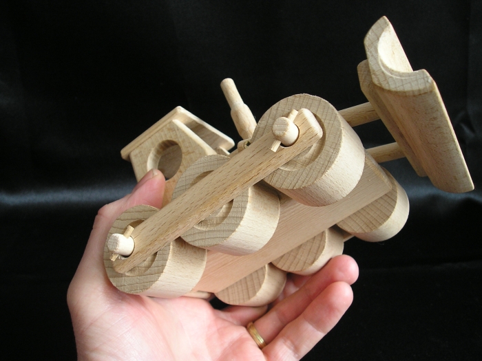 wooden-toys-bager-crane