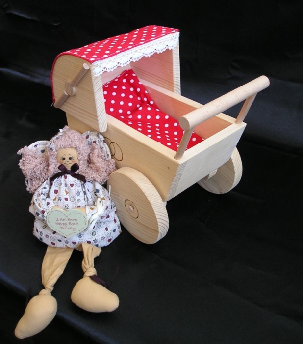 kinderwagen-aus-holz-zum-spielen