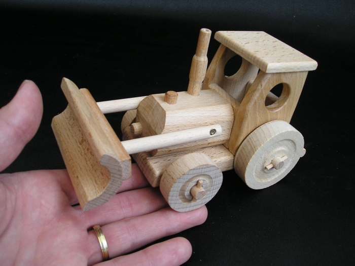 dreveny-traktor-hracky-pro-deti-na-vanoce