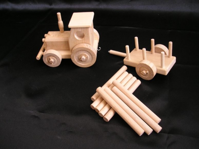 hracky-pro-materske-skolky-drevene-traktory