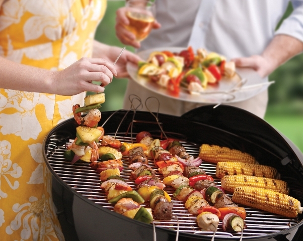 FireWire špíz nespálí prsty a pohodlně se bez pomůcek obrací na grilu.