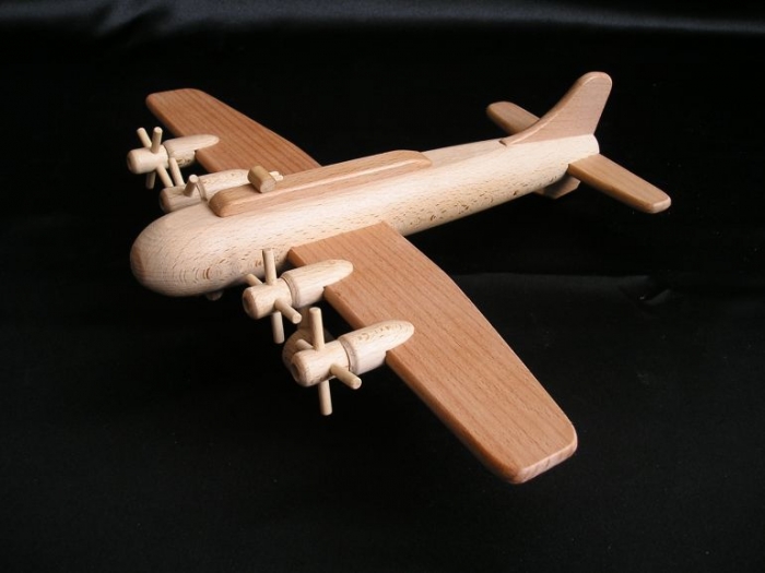 wooden-toy-aicraft-b17