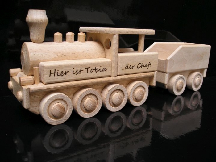 wooden-locomotive-souvenirs 